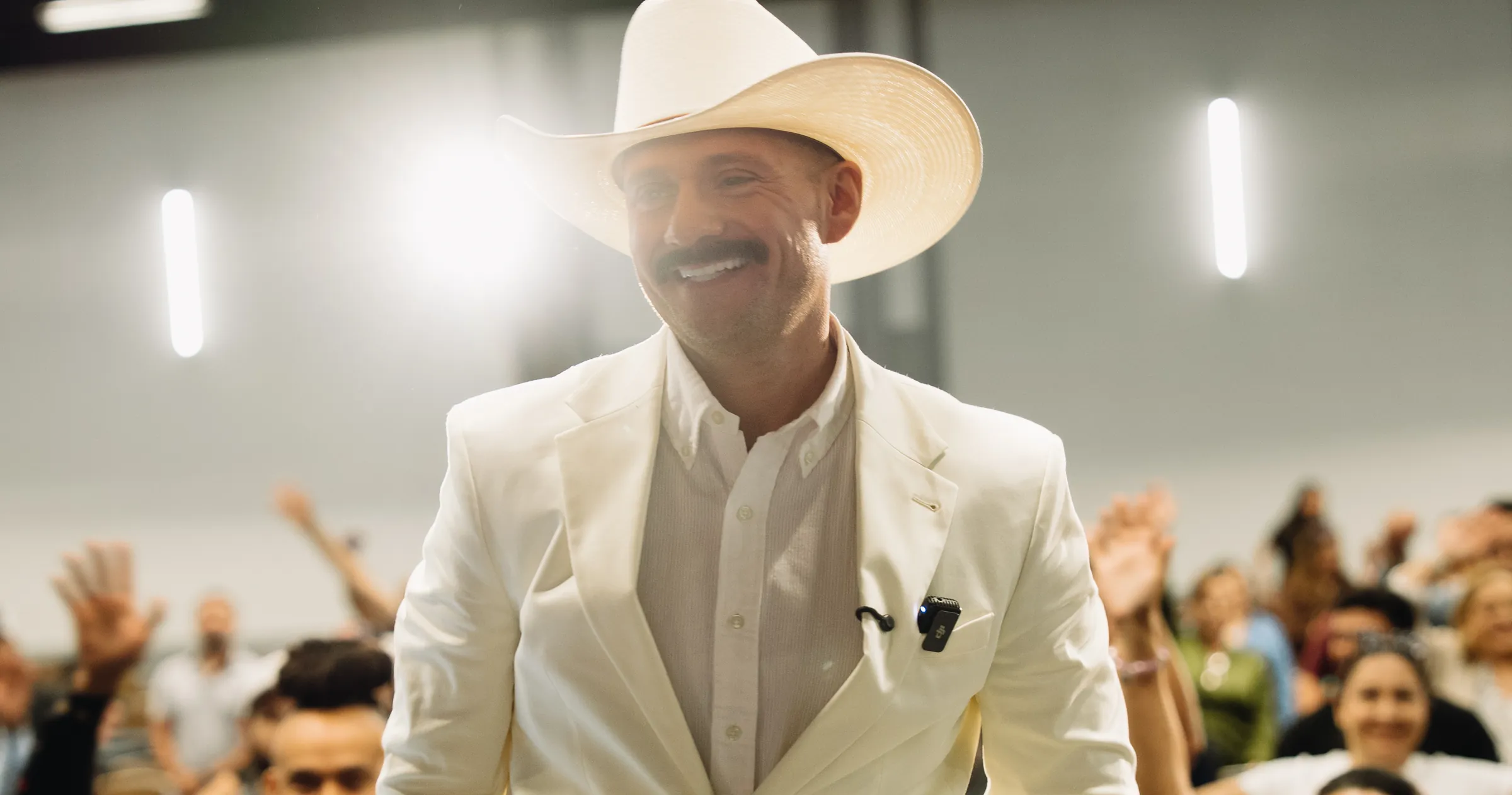 Marcos Ramirez rodeado de asistentes celebrando en el evento de Houston