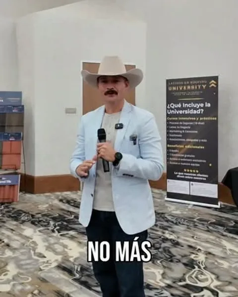 Marcos Ramirez con micrófono, hablando ante los asistentes de un entrenamiento.
