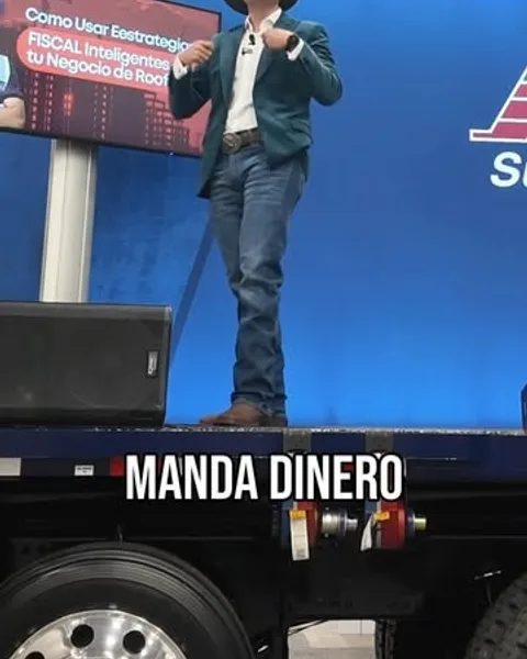 Marcos Ramirez en el escenario de un evento hablando de estrategias fiscales.