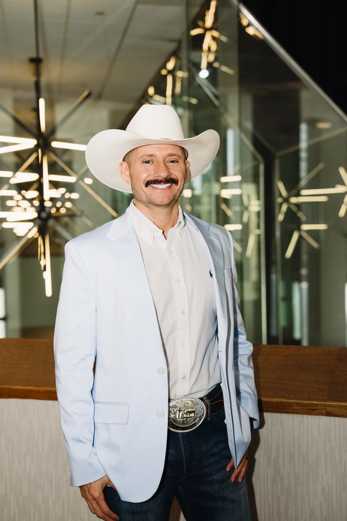 Retrato de Marcos Ramirez sentado, con sombrero y saco, fundador de El Contador del Sombrero