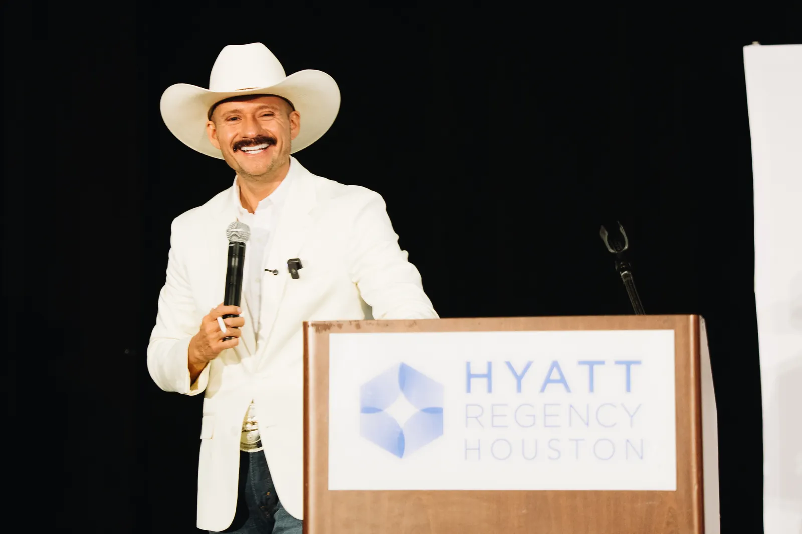 Marcos Ramirez hablando desde el podio en el evento del Hyatt Regency Houston